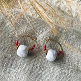 Boucles d'oreilles créoles perle en céramique et perle corail rouge